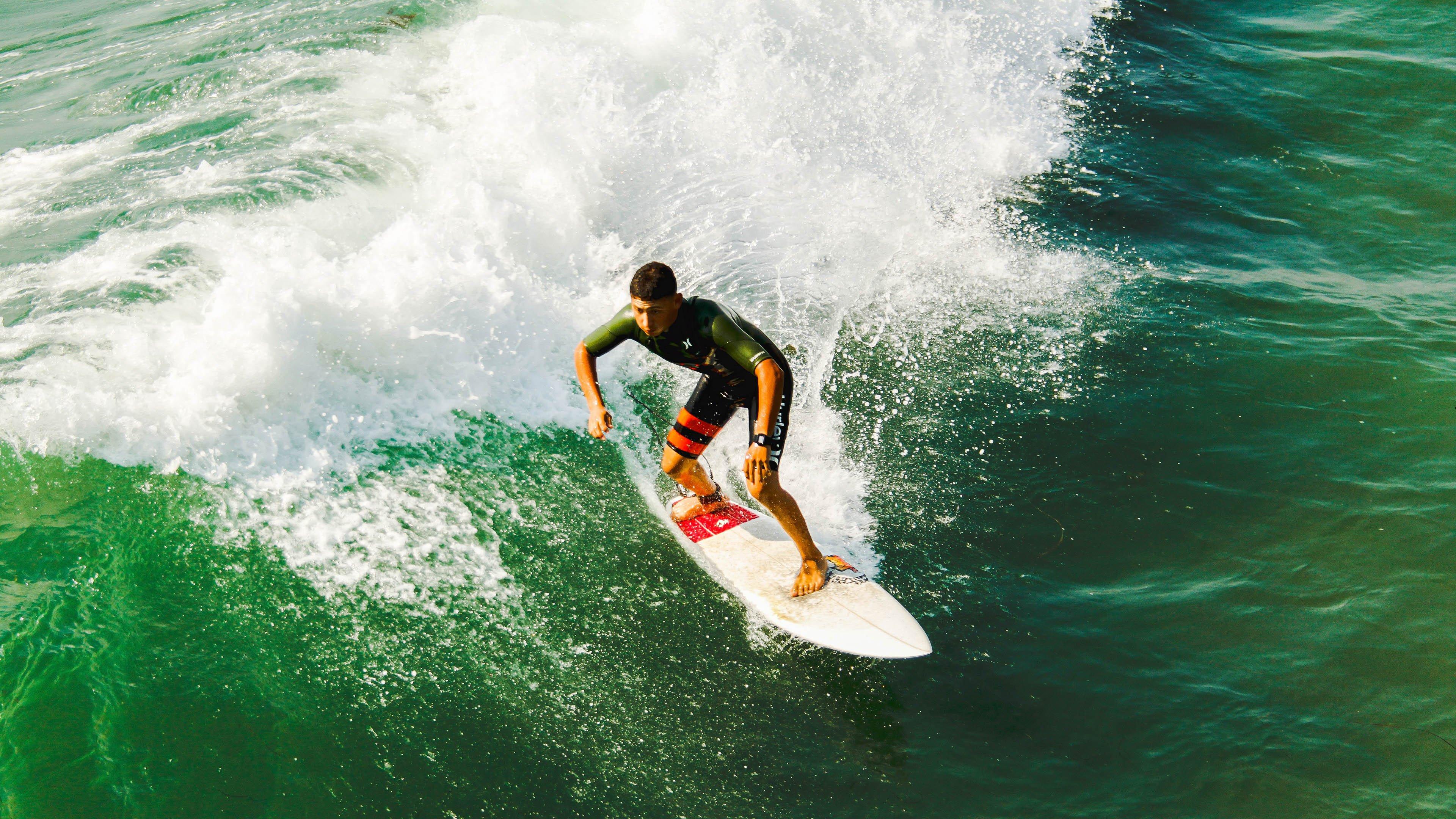 NBA总决赛激战正酣，勇士队逆转取胜夺赛点